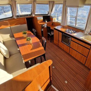 Interieur van de Sara Elite; Eetkamer en keuken, beneden dek