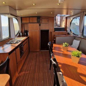 Interieur van de Sara Elite; Eetkamer en keuken, beneden dek