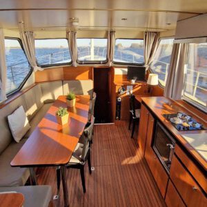 Interieur van de Sara Elite; Eetkamer en keuken, beneden dek