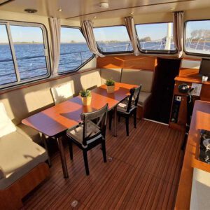 Interieur van de Sara Elite; Eetkamer en keuken, beneden dek