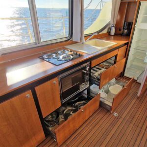 Interieur van de Sara Elite; keuken