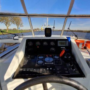 Interieur van de Sara Elite; aanzicht vanuit de stuurhut