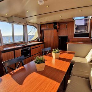 Interieur van de Sara Elite; Eetkamer en keuken, beneden dek