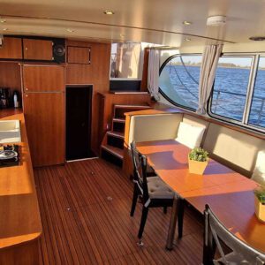Interieur van de Sara Elite; Eetkamer en keuken, beneden dek