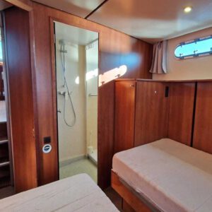 Interieur van de Sara Elite; kamer met en suite