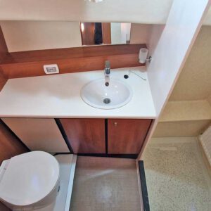Interieur van de Sara Elite; badkamer