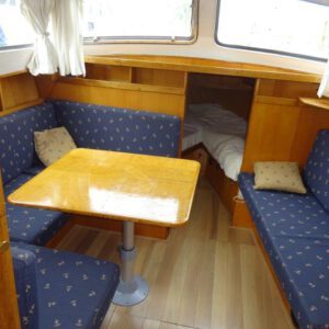 Jachtreparatie blauwe zithoek met tafel in midden