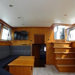 Jachtreparatie binnenzijde van hout en blauwe accenten
