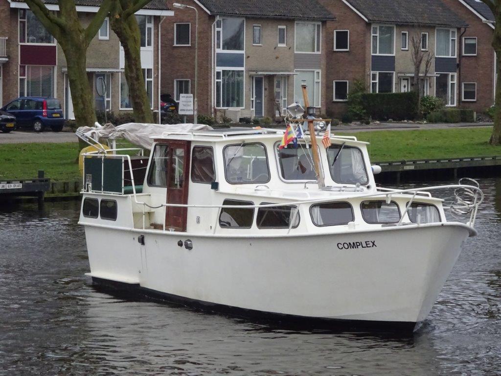 Bootrenovatie door Zijda vooraanzicht van witte drijvende boot