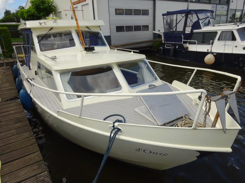 Bootverhuur Jirnsum vooraanzicht van boot die vastzit aan kade