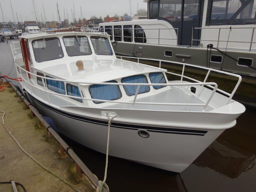 Bootverhuur Woudsend Zijda vooraanzicht van boot vast in de haven