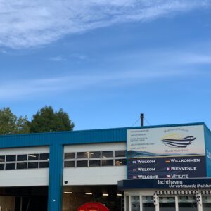 Jachthaven zijaanzicht van gebouw