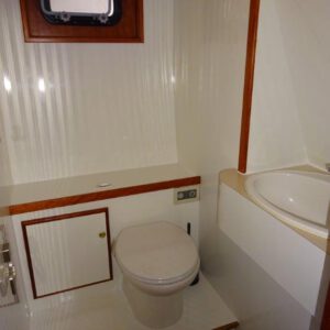 Boot met badkamer huren