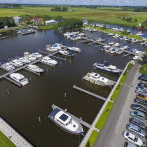Jachthaven bovenaanzicht met boten