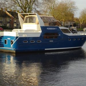Met grote boot varen in Friesland