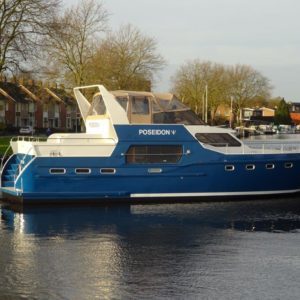 Met boot varen in Friesland