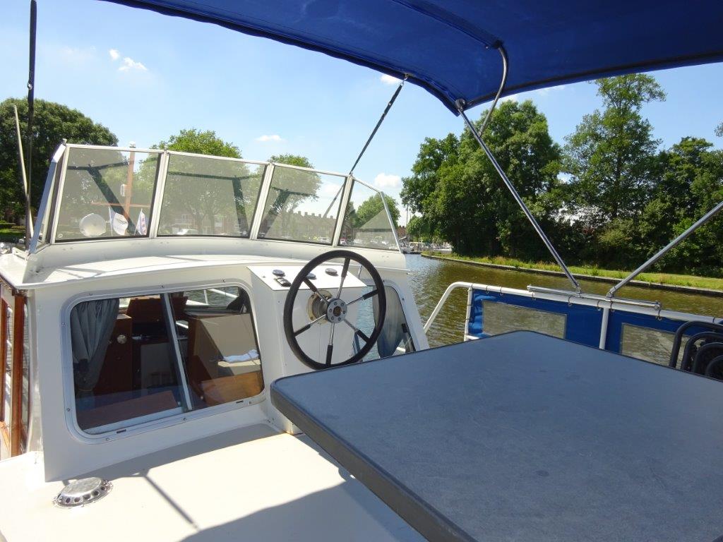 Bootverhuur In Grou met vooraanzicht van stuurwiel van de boot