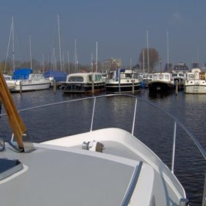 jachthaven in verte te zien vanaf voorkant boot
