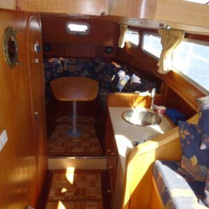 Jachtreparatie binnenkant van boot van hout