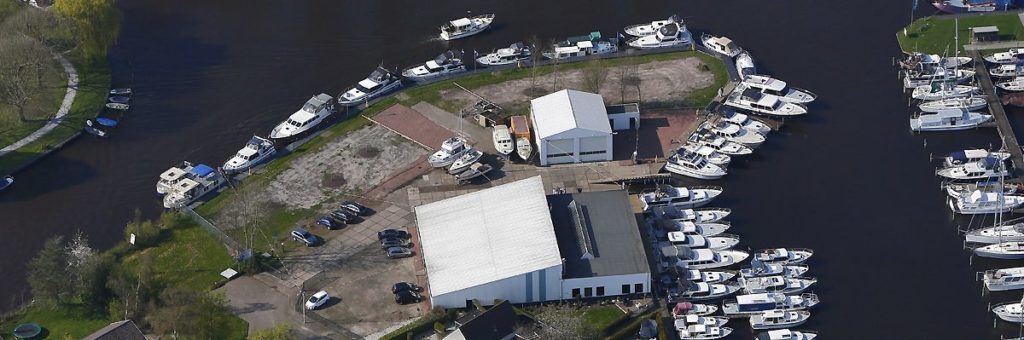 Luchtfoto van jachthaven Grou
