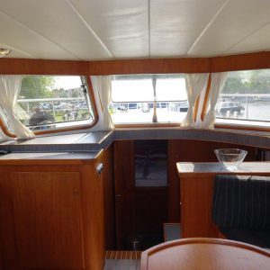 Jachtreparatie binnenzijde boot blauwe zitbank