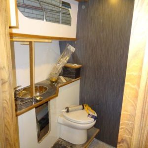 Jachtonderhoud binnenkant van jacht toilet